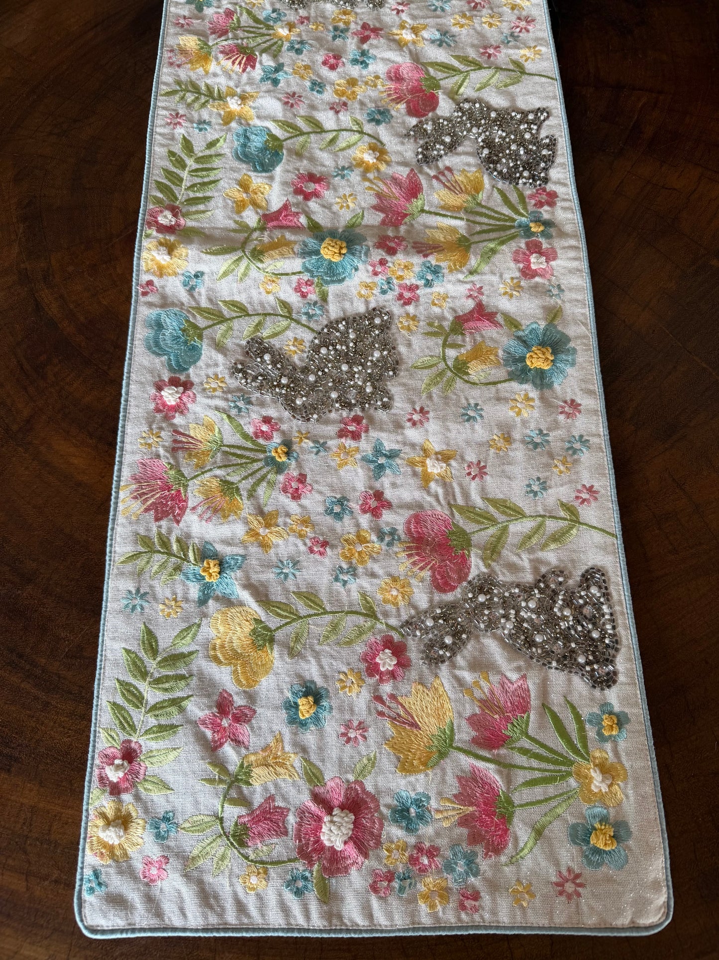 EA-CA-009 Camino de Mesa con Flores y Conejos Bordados con Piedras