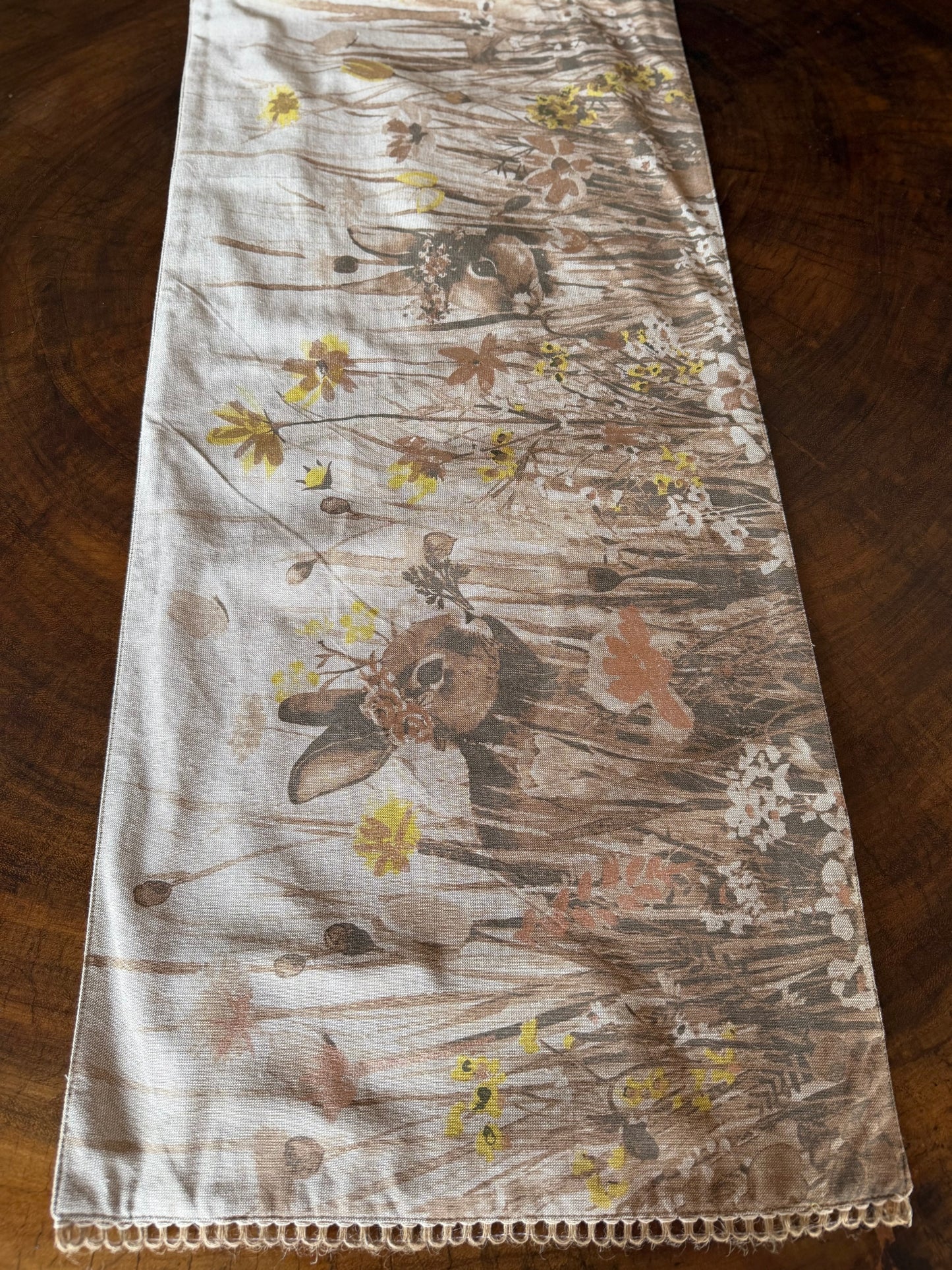 EA-CA-016 Camino de Mesa con Estampado Café y Flores Amarillas