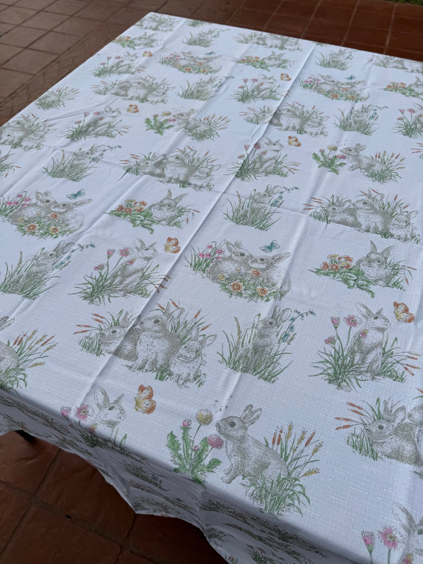 EA-MA-002 Mantel Blanco Conejos Grises en Hojas Verdes