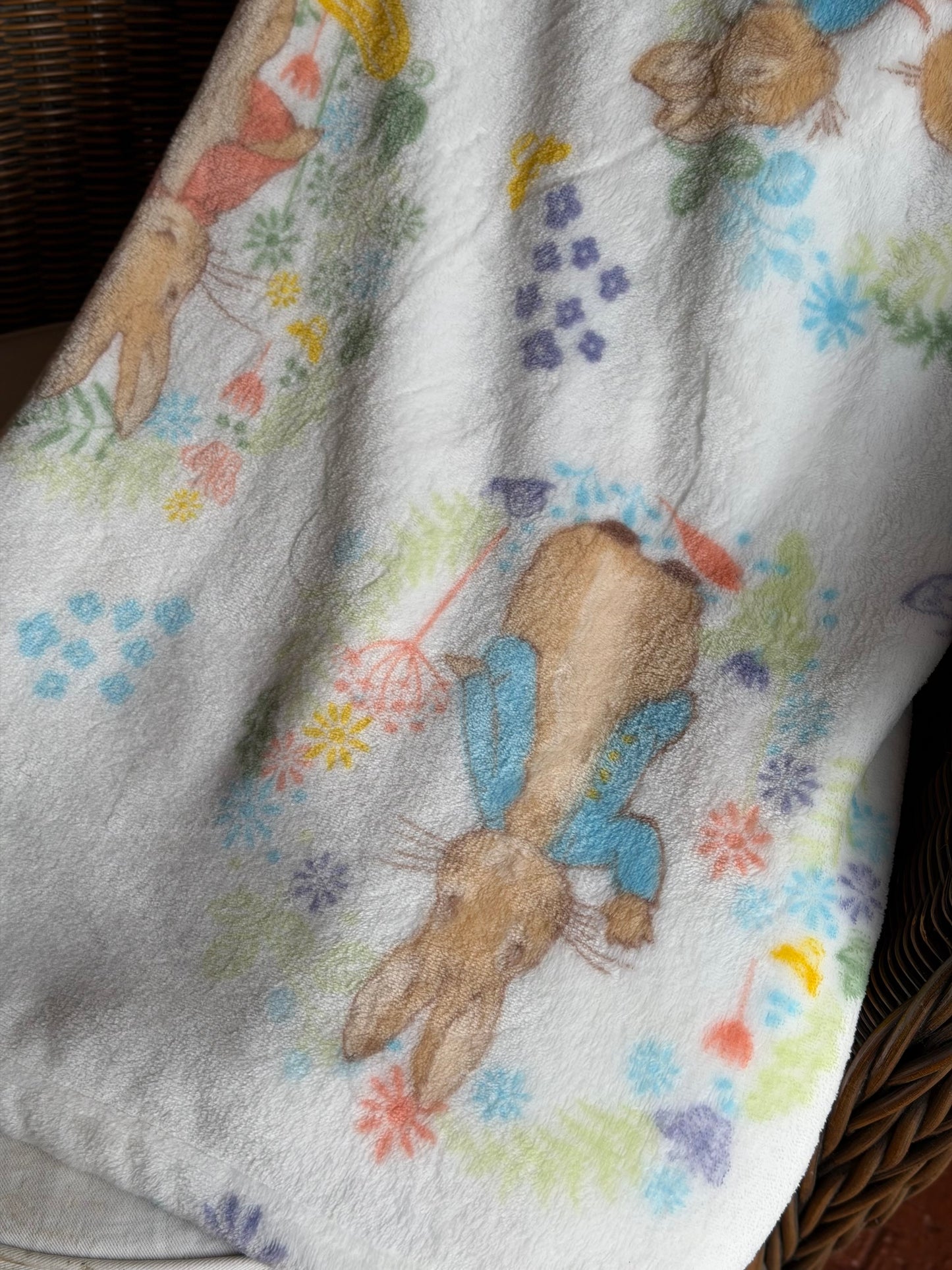 EA-TH-001 Throw Conejo con Chaqueta Azul