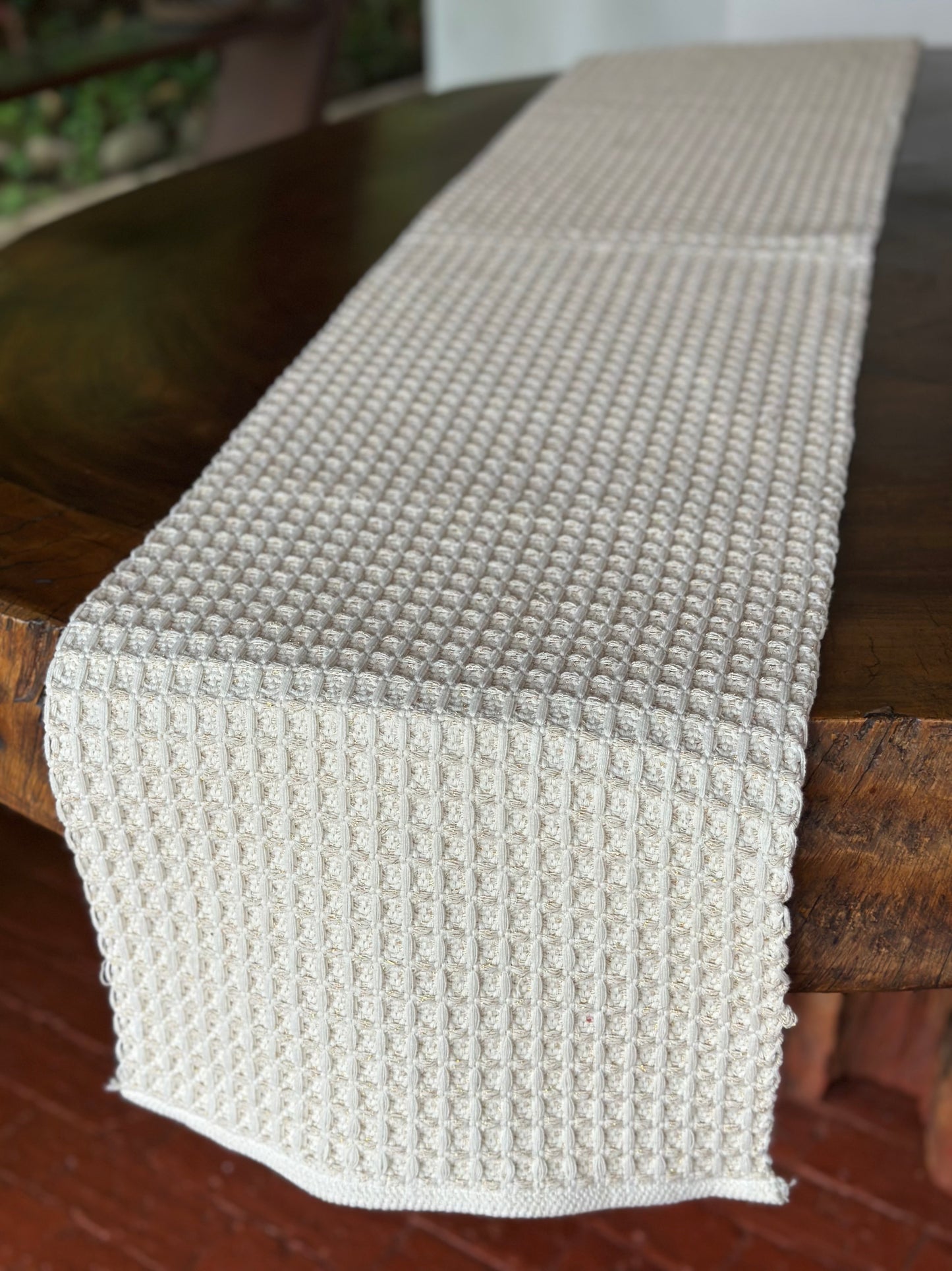 NA-CA-034 Camino de Mesa Beige y Dorado