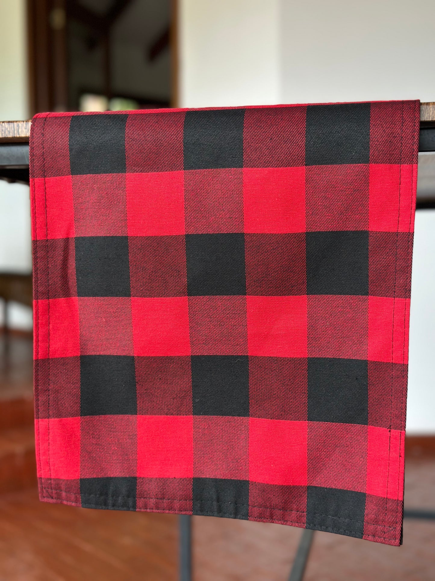 NA-CA-037 Camino de mesa Doble Faz Búfalo Rojo y Negro Navidad
