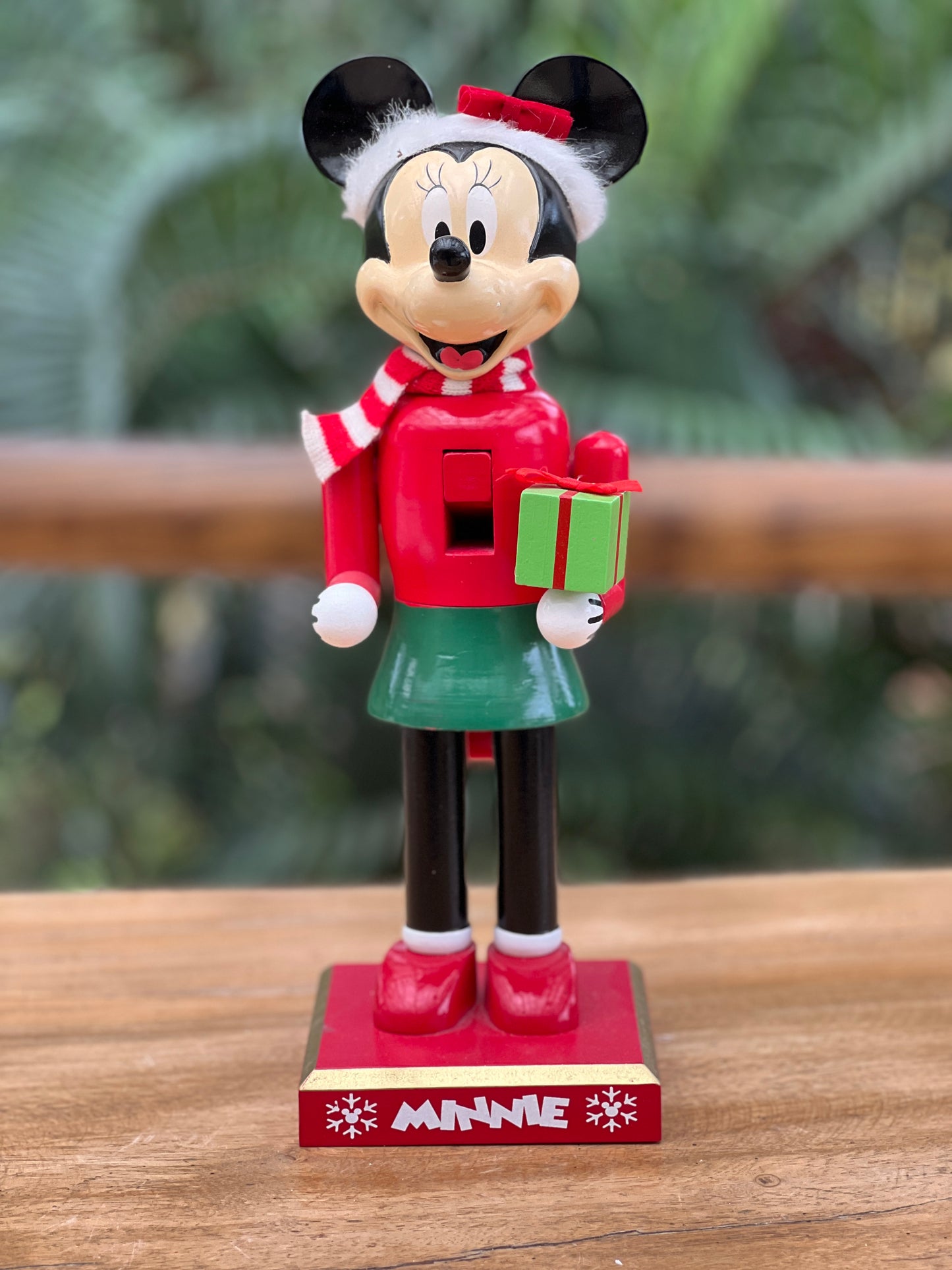NA-DE-045 Decoración Minie Madera con Regalo Navidad