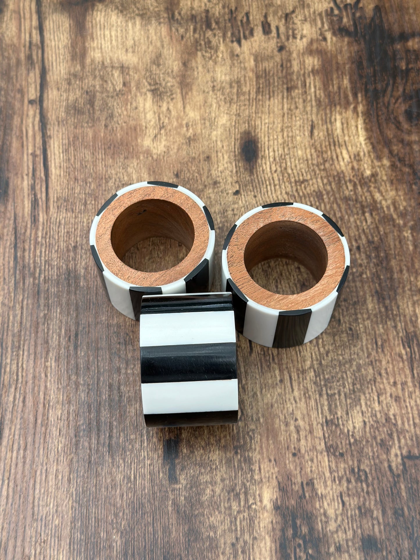 NA-SV-005 Servilletero Rayas Blancas y Negras. Set x 4