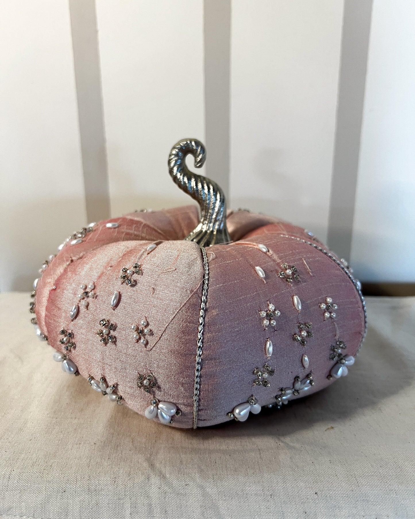 OT-DE-018 Decoración Calabaza Rosa Perlas 19cm Otoño