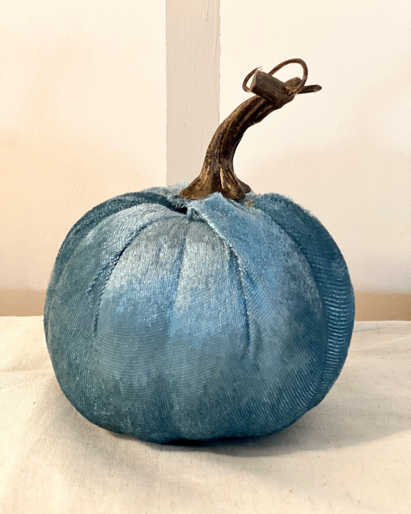 OT-DE-020 Decoración Calabaza Velvet Azul 10cms Otoño
