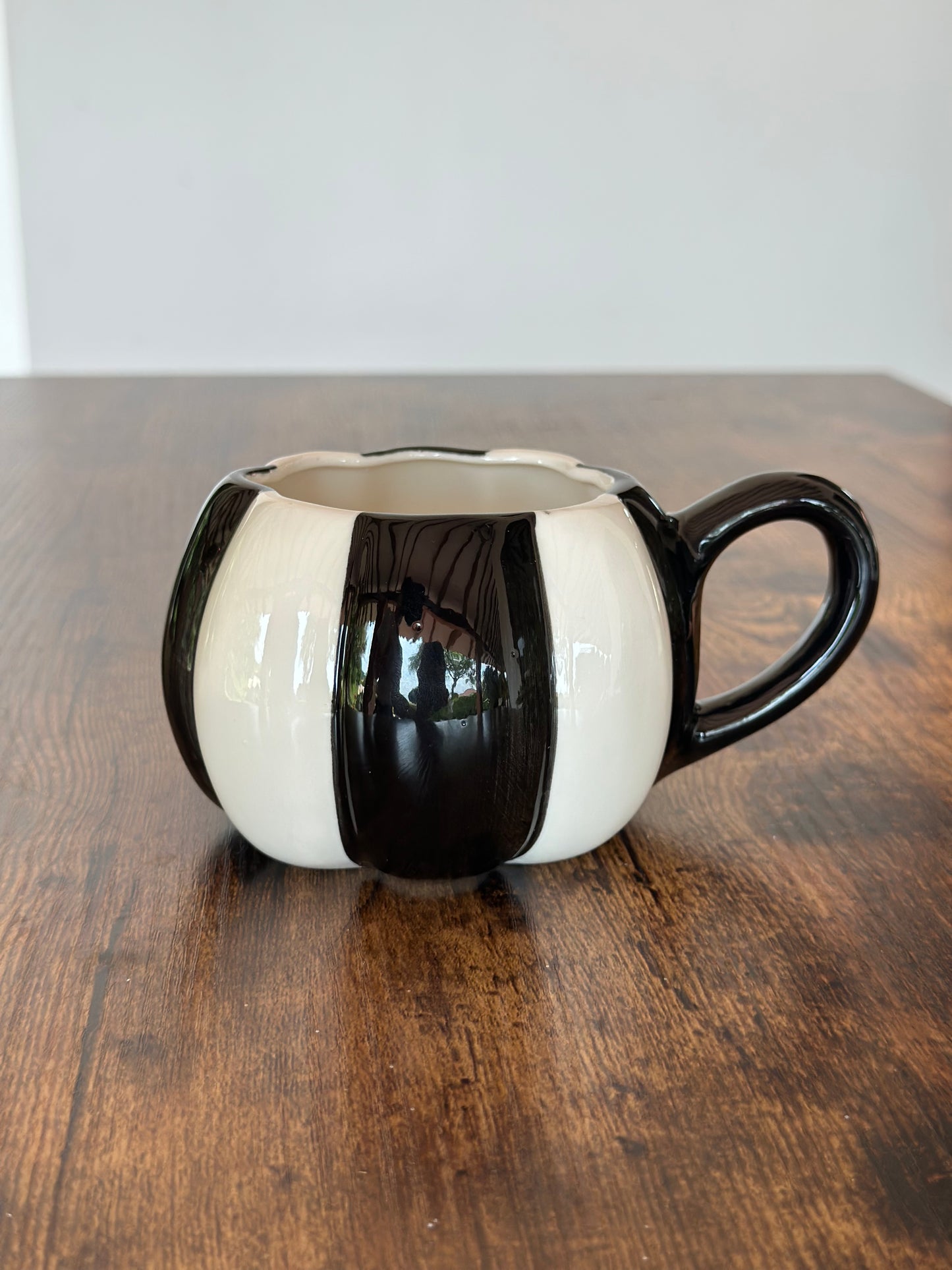 OT-JT-001 Taza en Forma de Calabaza Rayas Blancas y Negras. Set x 2