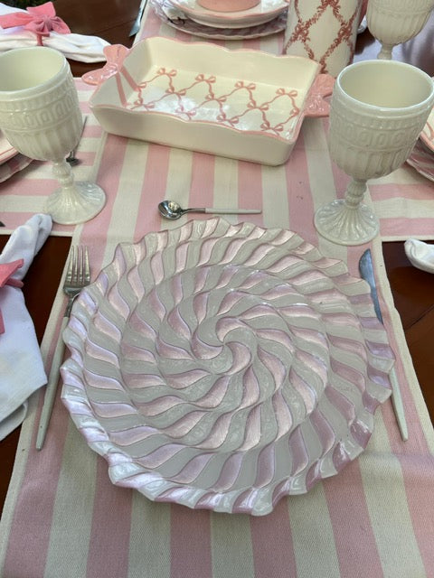 MA-PL-003 Plato Base Semicírculos Rosados con Blanco. Set x 8