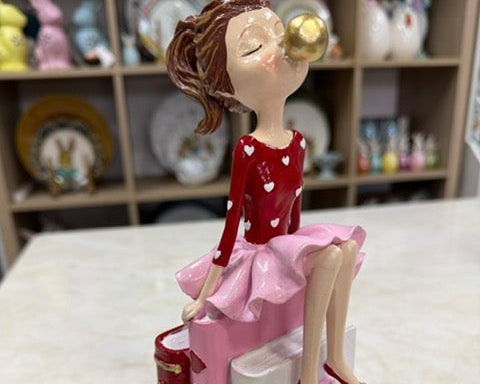 SV-DE-003 Muñeca Sentada Sobre los Libros