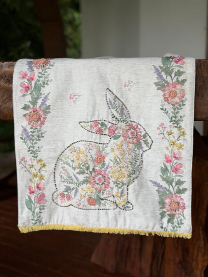 EA-CA-003 Camino de Mesa Beige Con Conejo y Flores Dentro