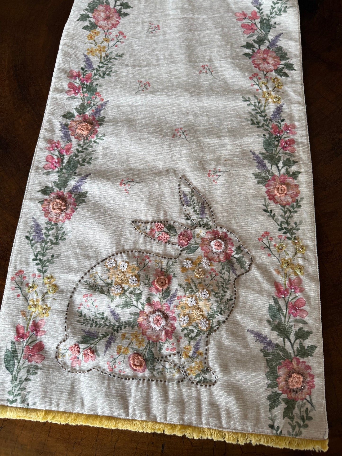 EA-CA-003 Camino de Mesa Beige Con Conejo y Flores Dentro