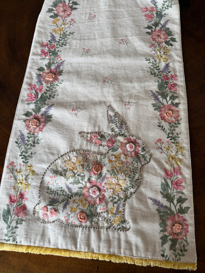 EA-CA-003 Camino de Mesa Beige Con Conejo y Flores Dentro