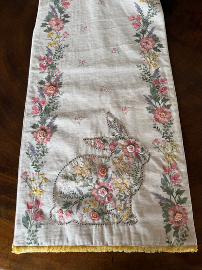 EA-CA-003 Camino de Mesa Beige Con Conejo y Flores Dentro