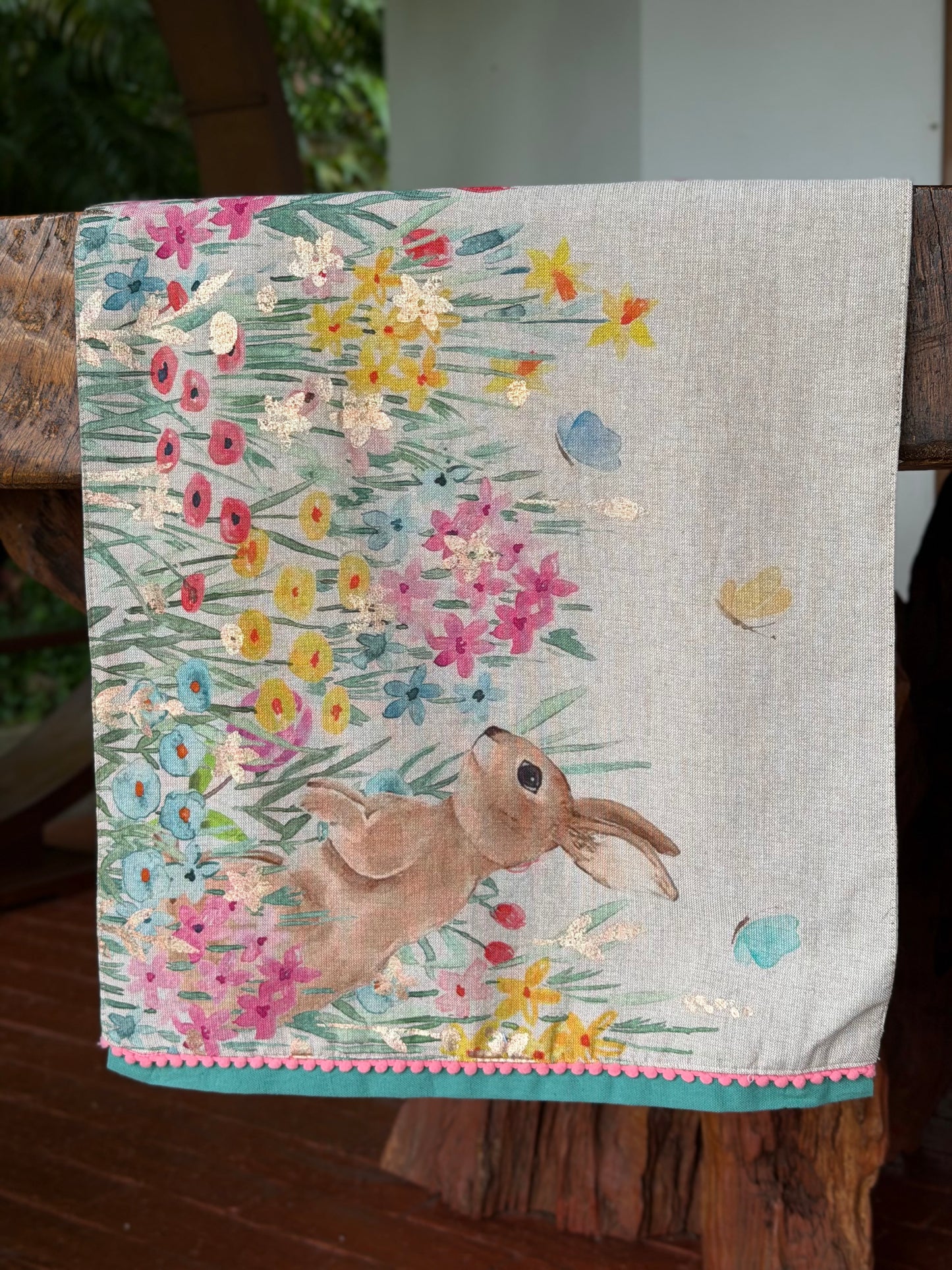 EA-CA-006 Camino de Mesa Beige con Azul, Conejo Café con Dorado