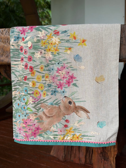 EA-CA-006 Camino de Mesa Beige con Azul, Conejo Café con Dorado