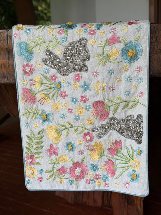 EA-CA-009 Camino de Mesa con Flores y Conejos Bordados con Piedras