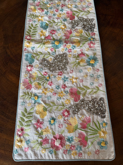 EA-CA-009 Camino de Mesa con Flores y Conejos Bordados con Piedras
