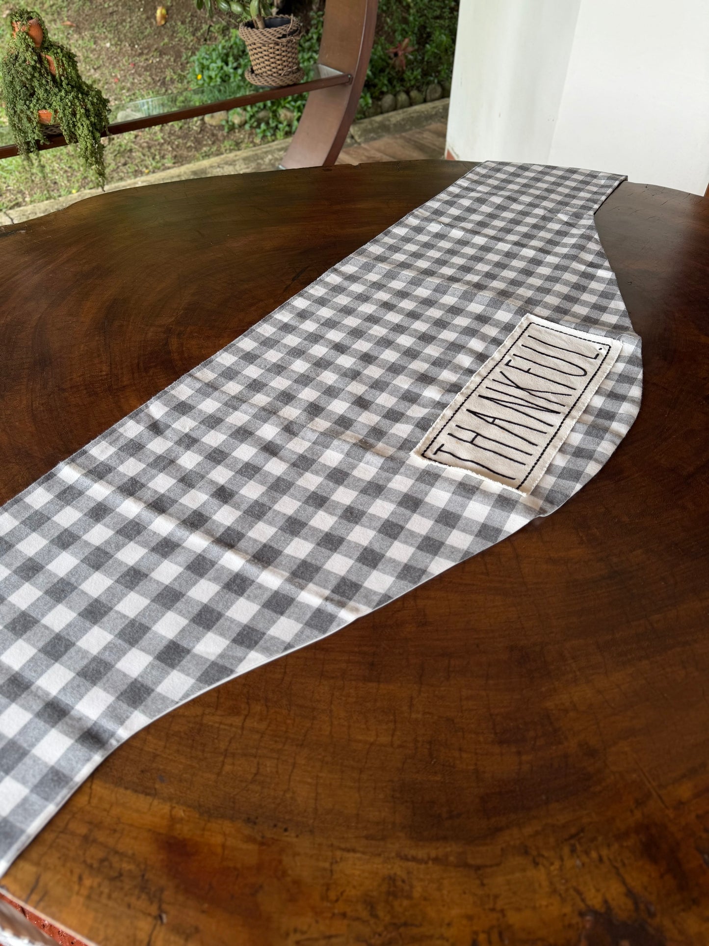 EA-CA-011 Camino de Mesa a Cuadros Negros y Blancos Thankful
