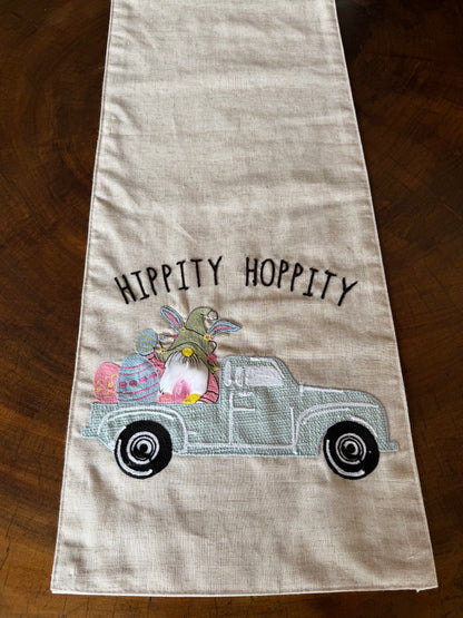 EA-CA-012 Camino de Mesa con Carro Verde de HIPPITY HHOPPITY