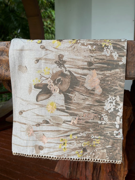 EA-CA-016 Camino de Mesa con Estampado Café y Flores Amarillas
