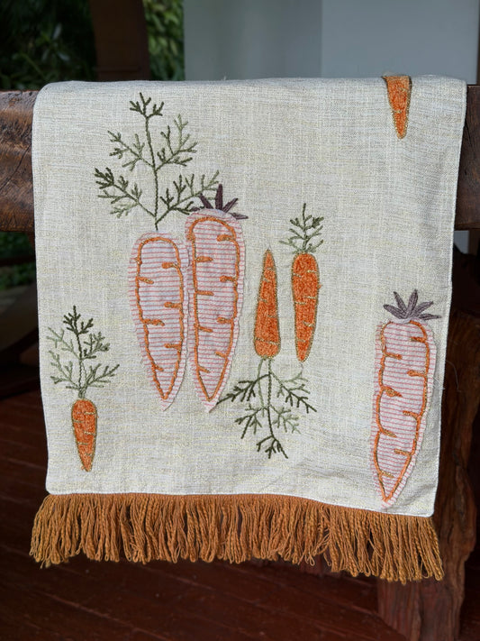 EA-CA-018 Camino de Mesa con Zanahorias y Borde Naranja