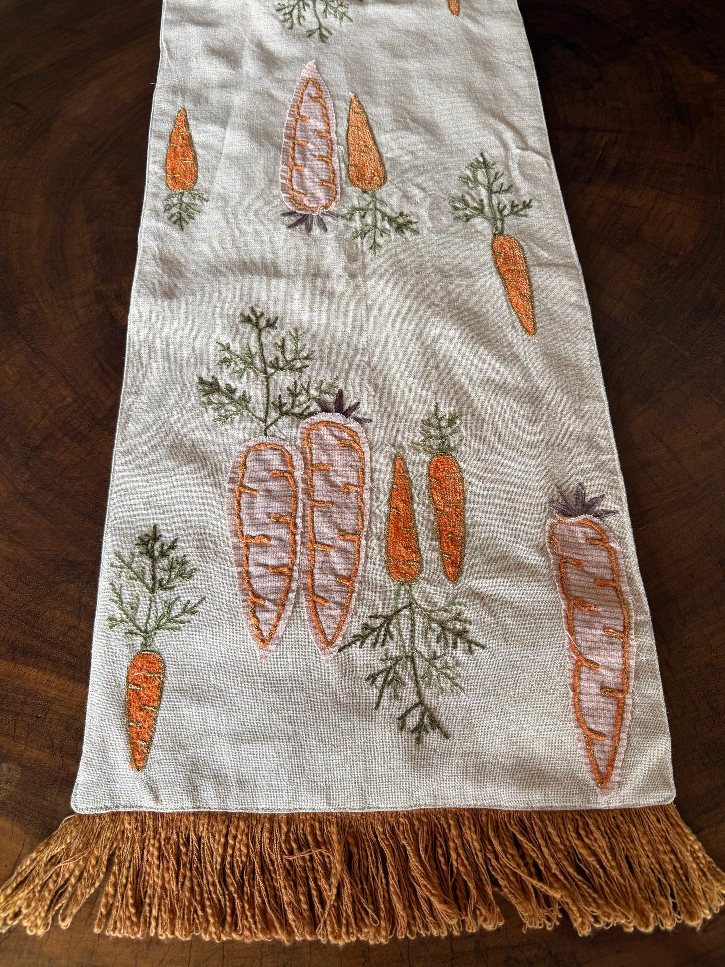 EA-CA-018 Camino de Mesa con Zanahorias y Borde Naranja