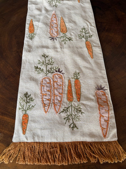 EA-CA-018 Camino de Mesa con Zanahorias y Borde Naranja