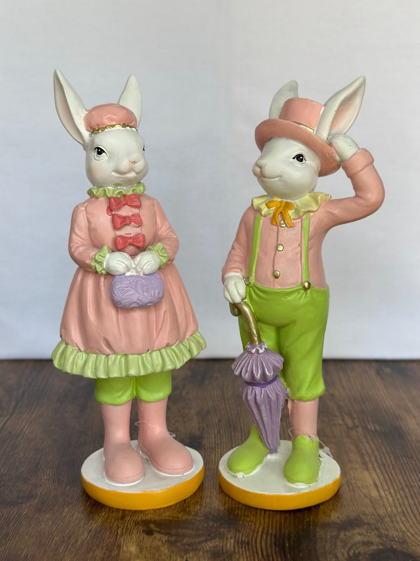 EA-DE-013 Pareja de Conejos Vestidos de Rosa y Verde