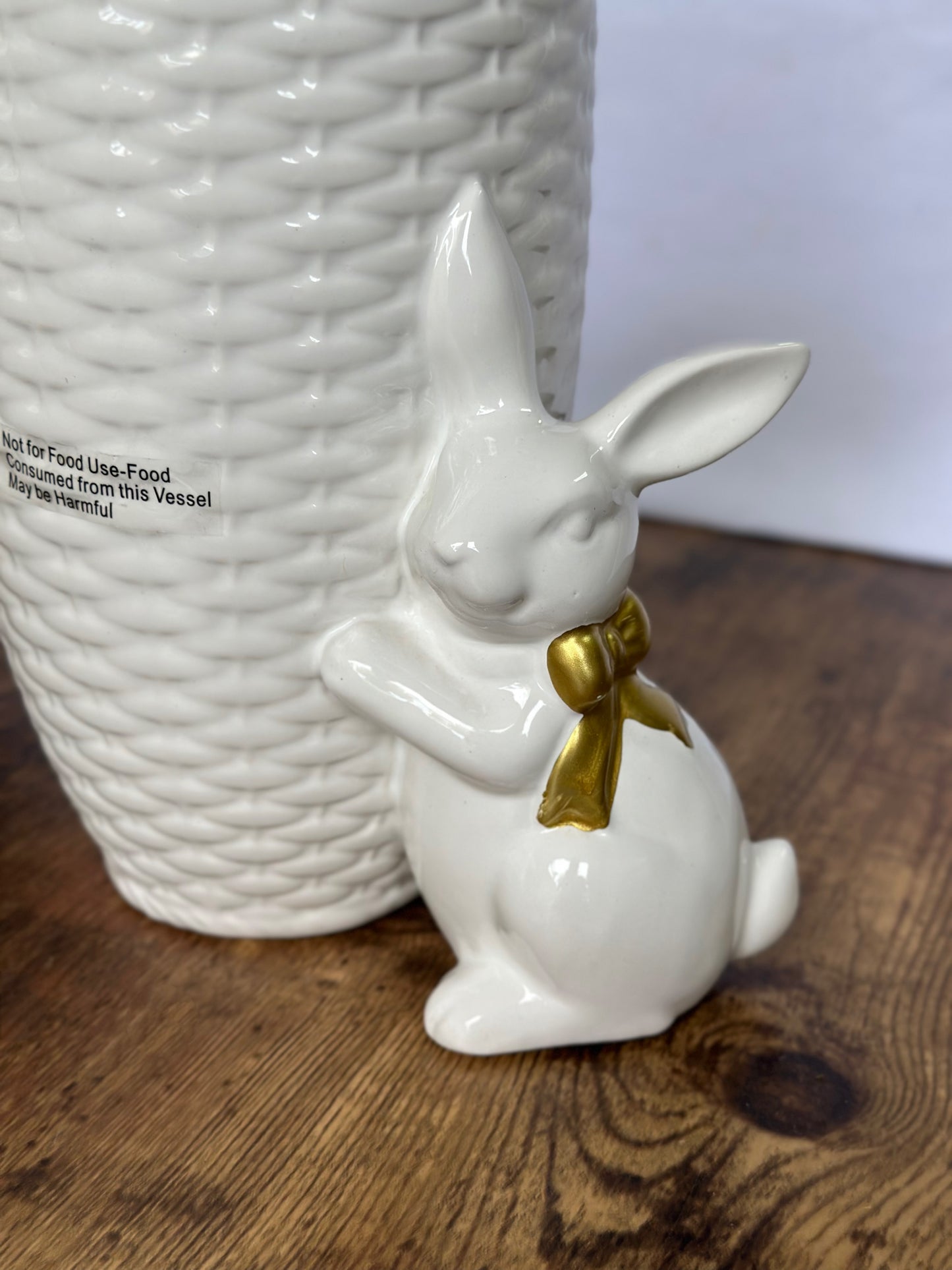 EA-DE-021 Jarrón Blanco Con Conejo Moño Dorado