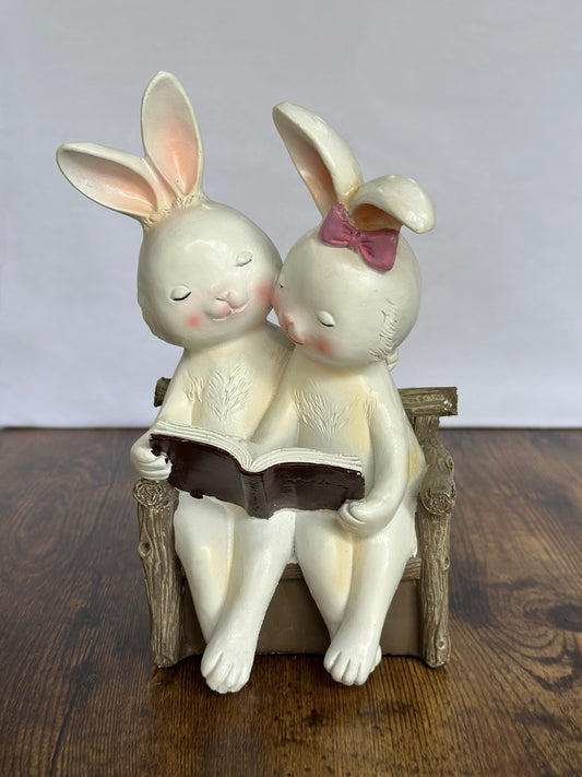 EA-DE-025 Conejos Pareja Leyendo Banca