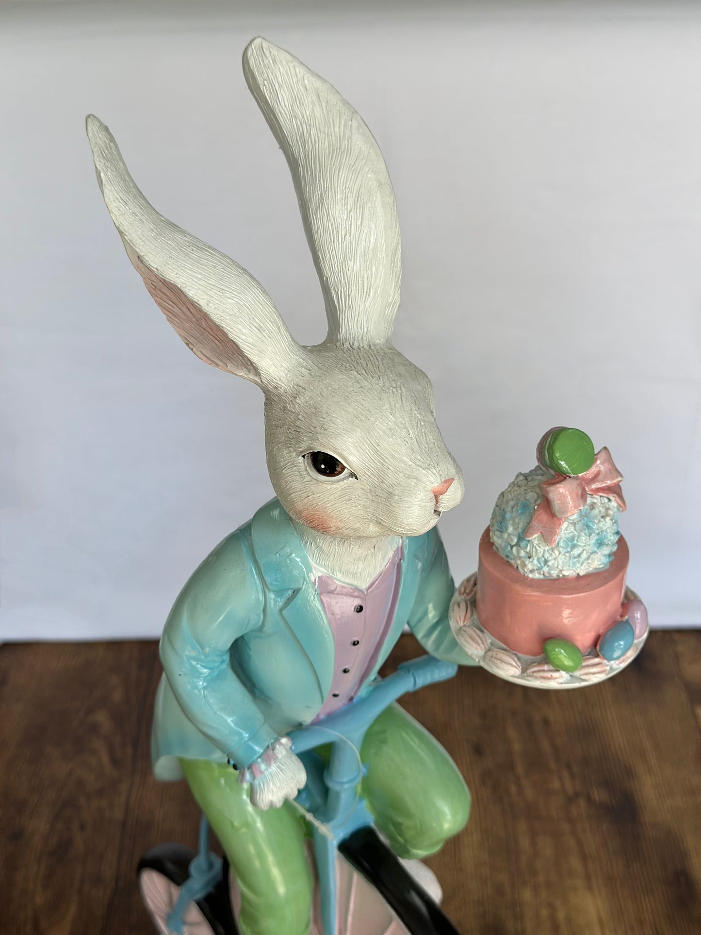 EA-DE-045 Conejo en Triciclo con Torta