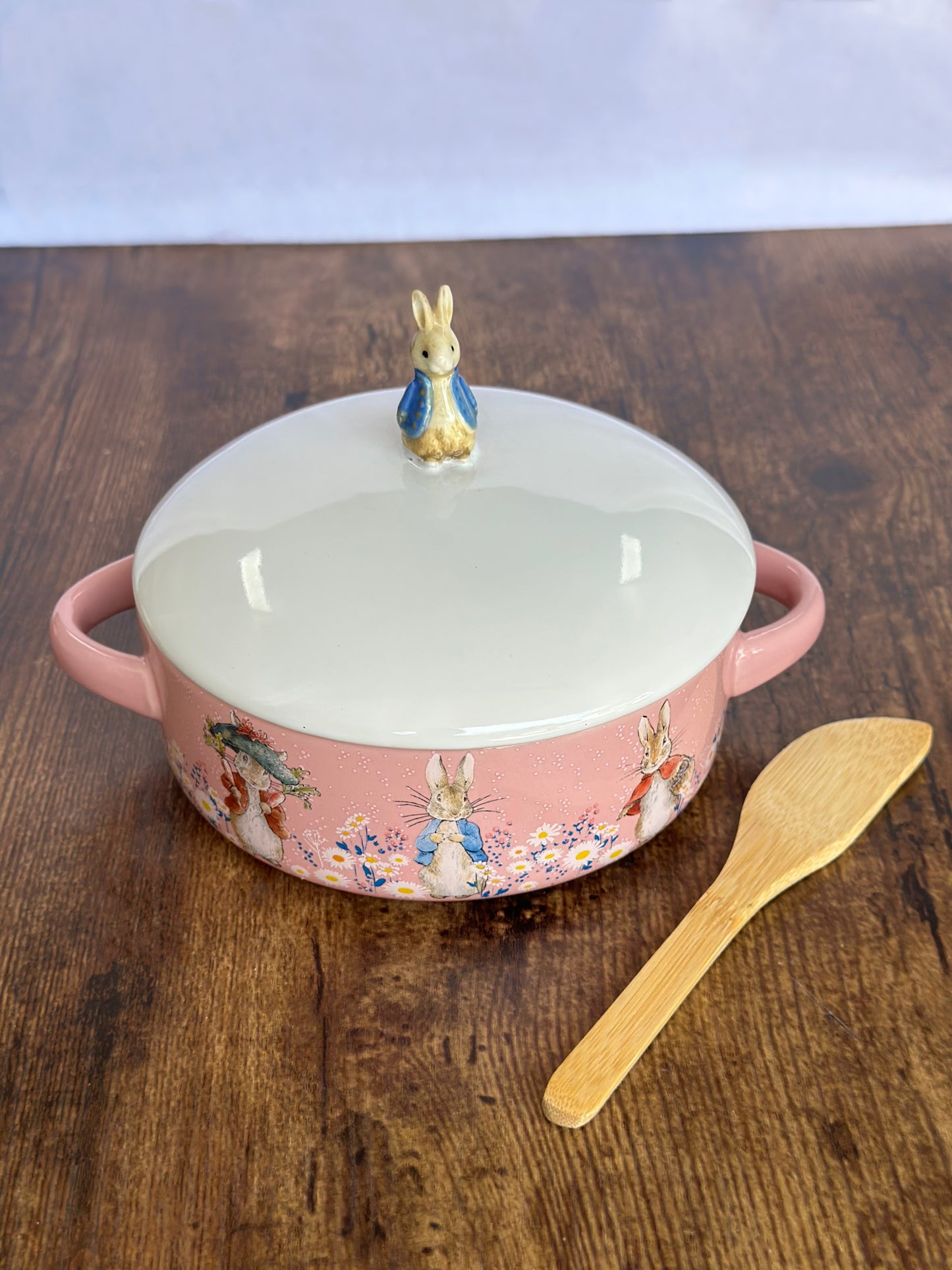 EA-DE-122 Sopera Rosada Rabbit con Cuchara de Madera