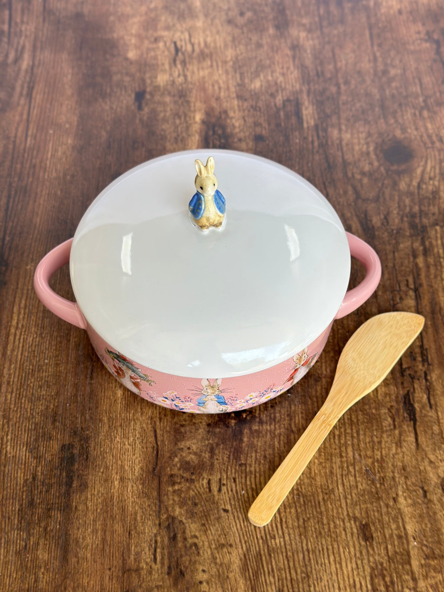 EA-DE-122 Sopera Rosada Rabbit con Cuchara de Madera