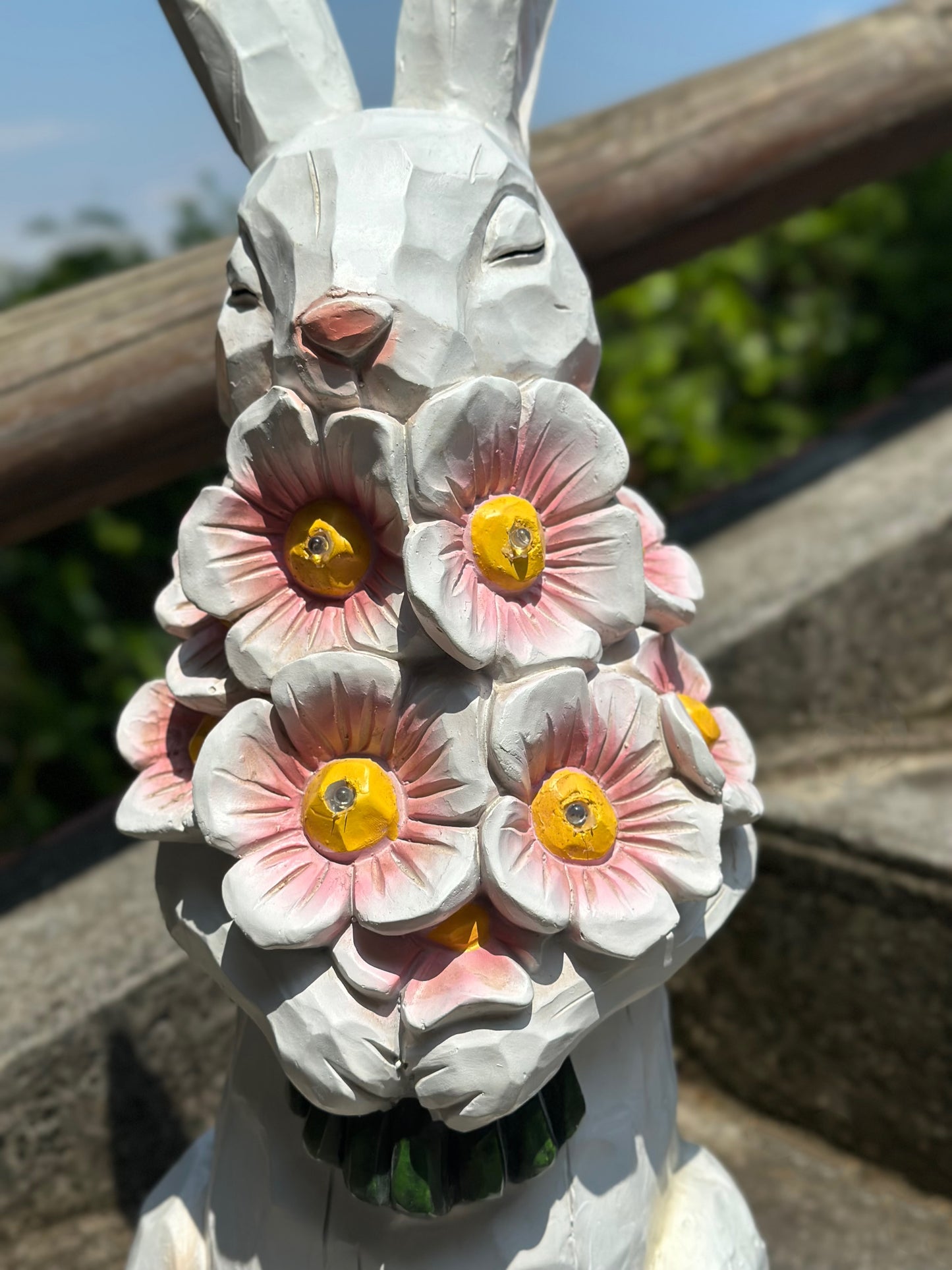 EA-DE-139 Conejo Grande con Flores en las Manos (Luces)