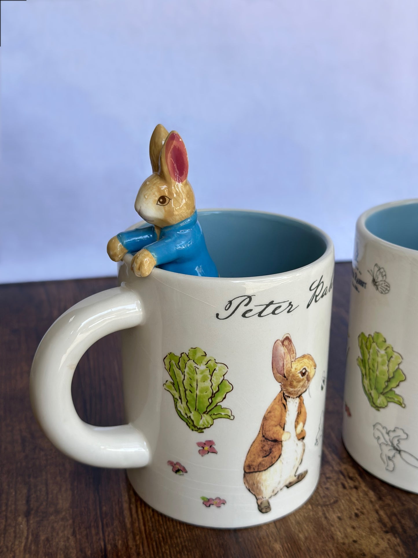 EA-JT-001 Mug Azul Conejo Rabbit Saliendo. Set x 2