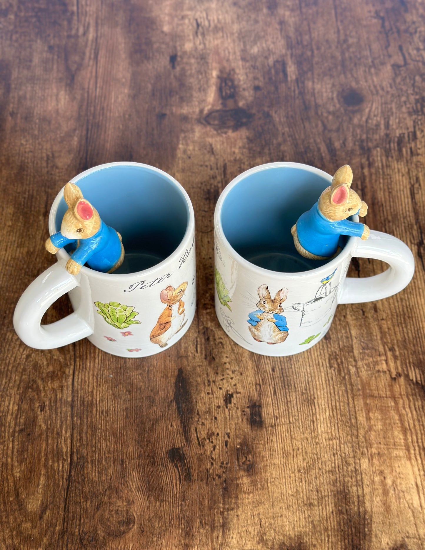 EA-JT-001 Mug Azul Conejo Rabbit Saliendo. Set x 2
