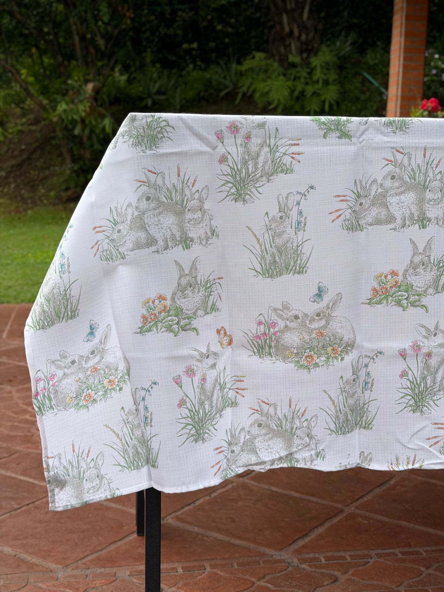 EA-MA-002 Mantel Blanco Conejos Grises en Hojas Verdes