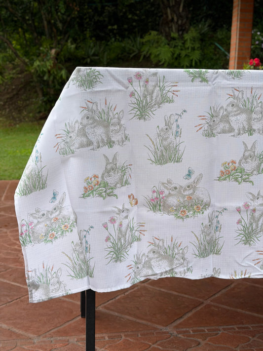EA-MA-002 Mantel Blanco Conejos Grises en Hojas Verdes