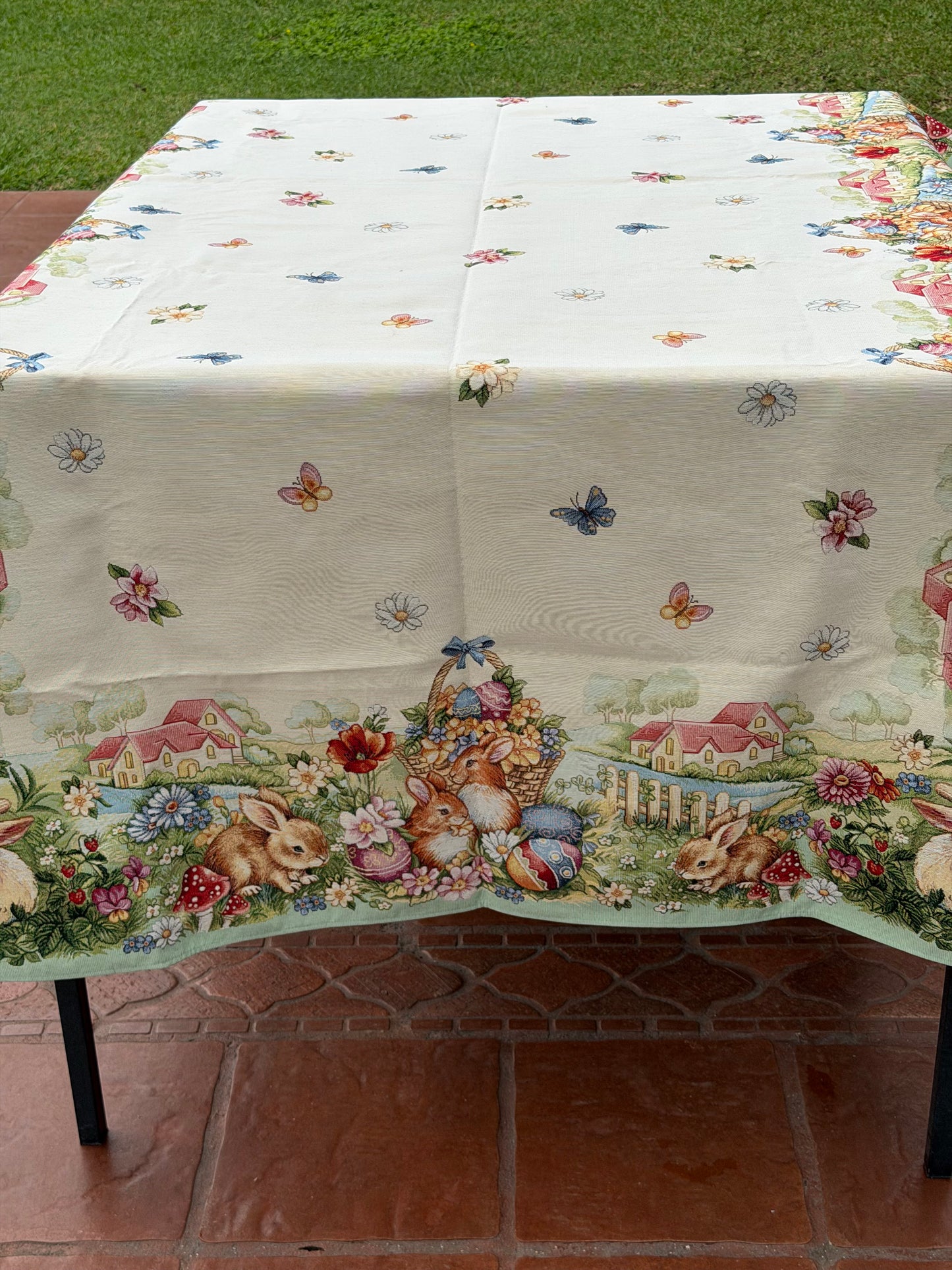 EA-MA-003 Mantel con Mariposas y Villa de Conejos