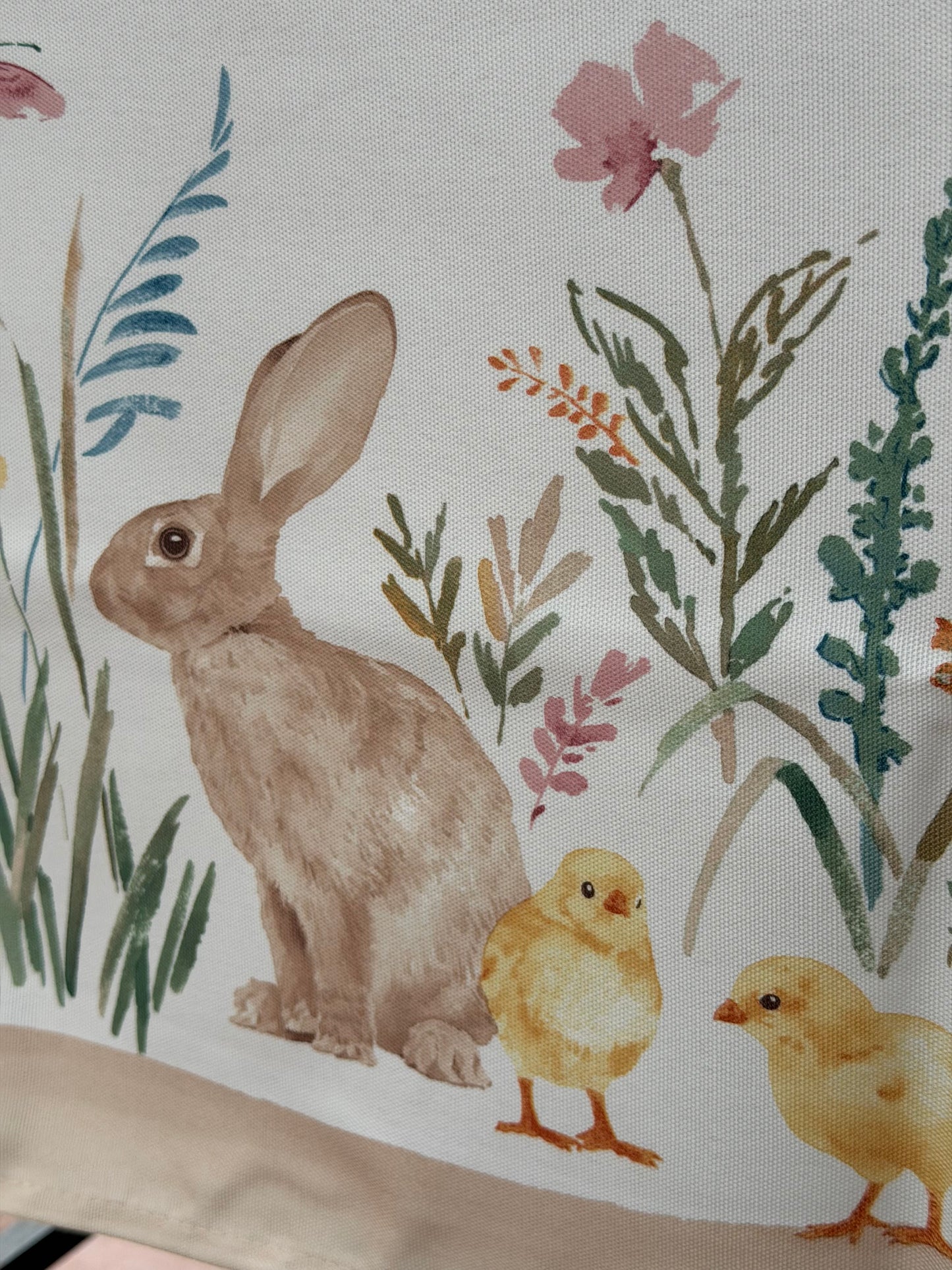 EA-MA-006 Mantel Beige con Conejos y Pollos, Borde Cafe