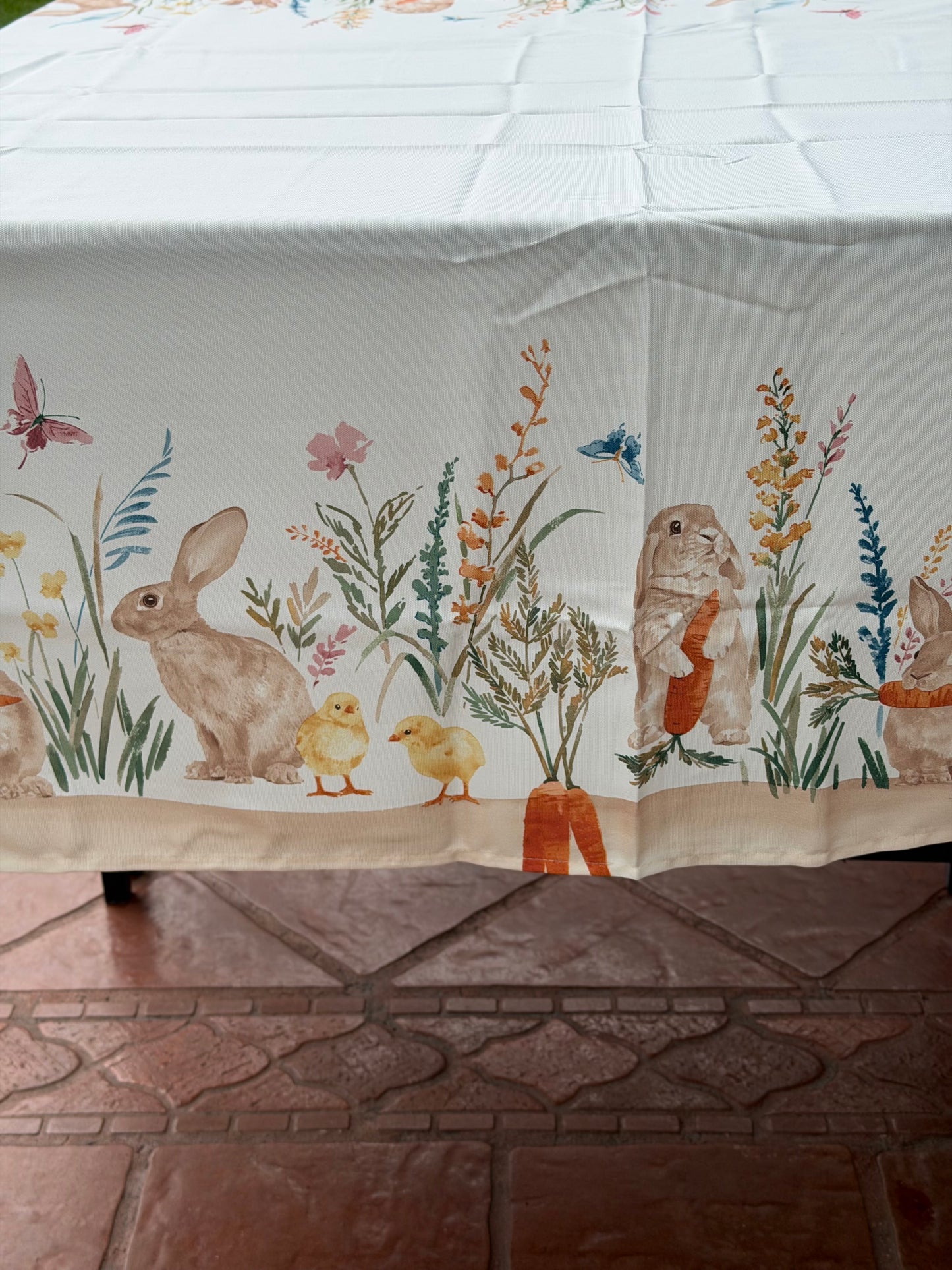 EA-MA-006 Mantel Beige con Conejos y Pollos, Borde Cafe