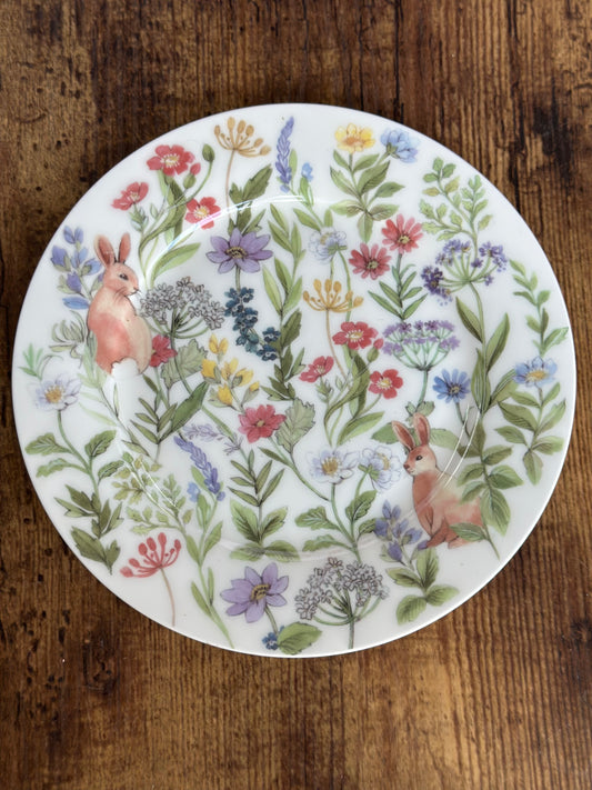 EA-PL-006 Plato Blanco con Ramas Verdes y Conejos Rosados. Set x 8