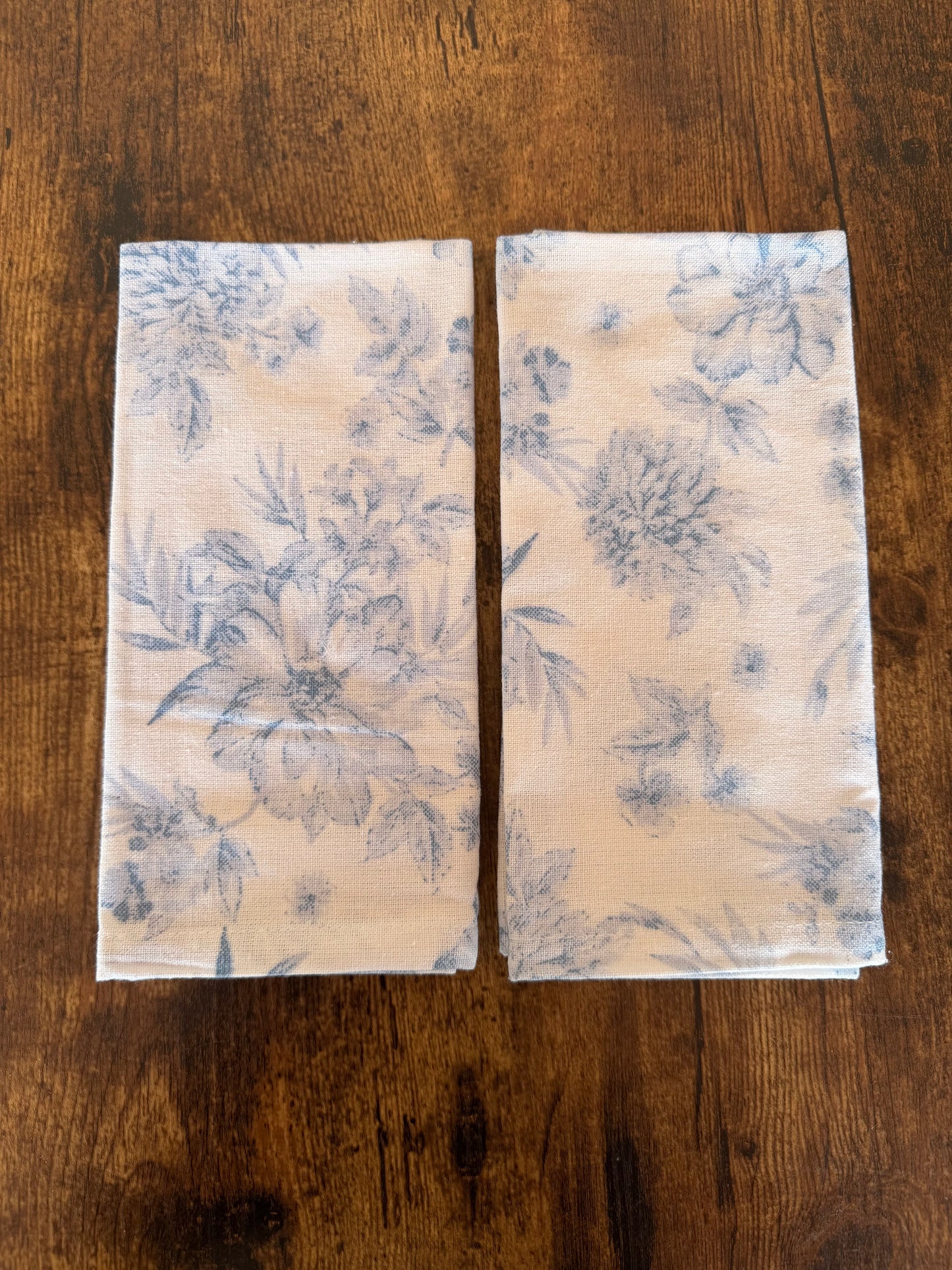 EA-SE-002 Servilletas Blancas con Flores Azules. Set x 4