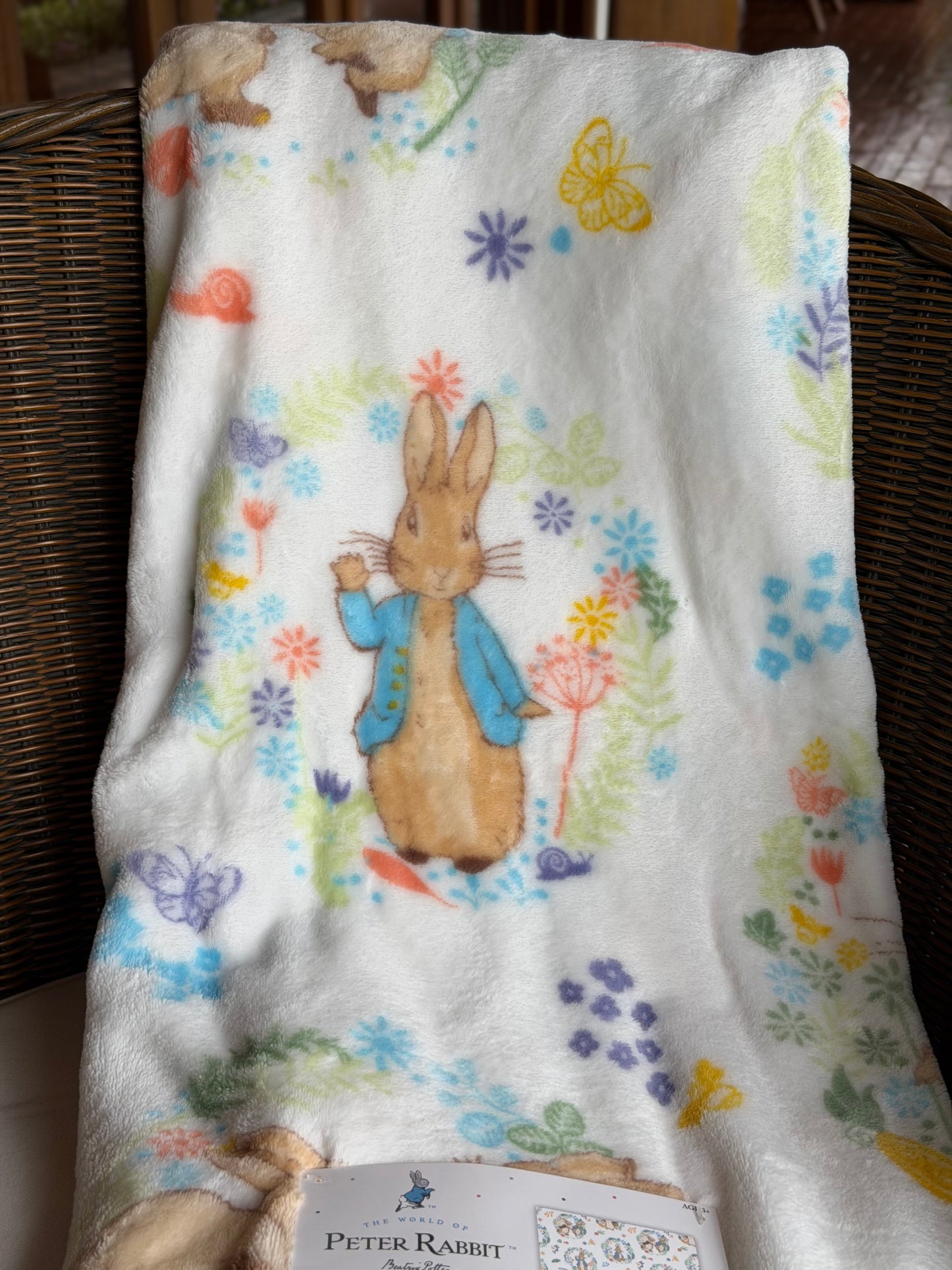 EA-TH-001 Throw Conejo con Chaqueta Azul