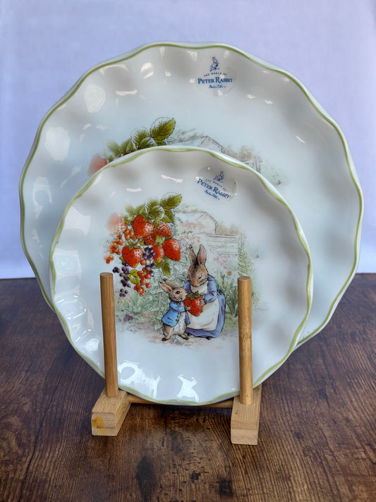 EA-VA-003 Vajilla Rabbit Con Abuela & Fresas, Borde Verde. 8 puestos 16 piezas