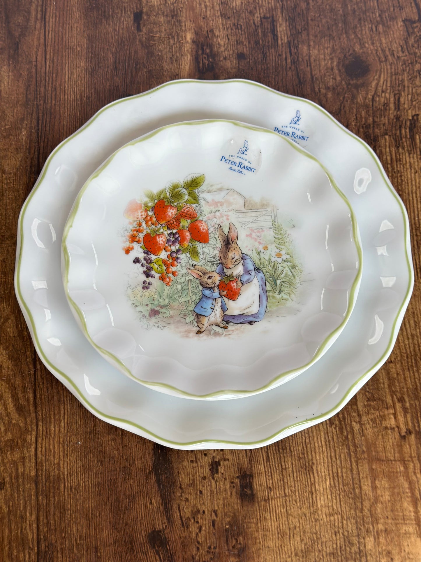 EA-VA-003 Vajilla Rabbit Con Abuela & Fresas, Borde Verde. 8 puestos 16 piezas