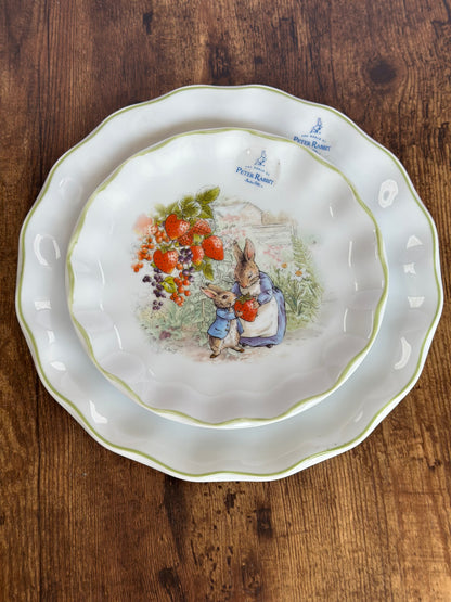 EA-VA-003 Vajilla Rabbit Con Abuela & Fresas, Borde Verde. 8 puestos 16 piezas