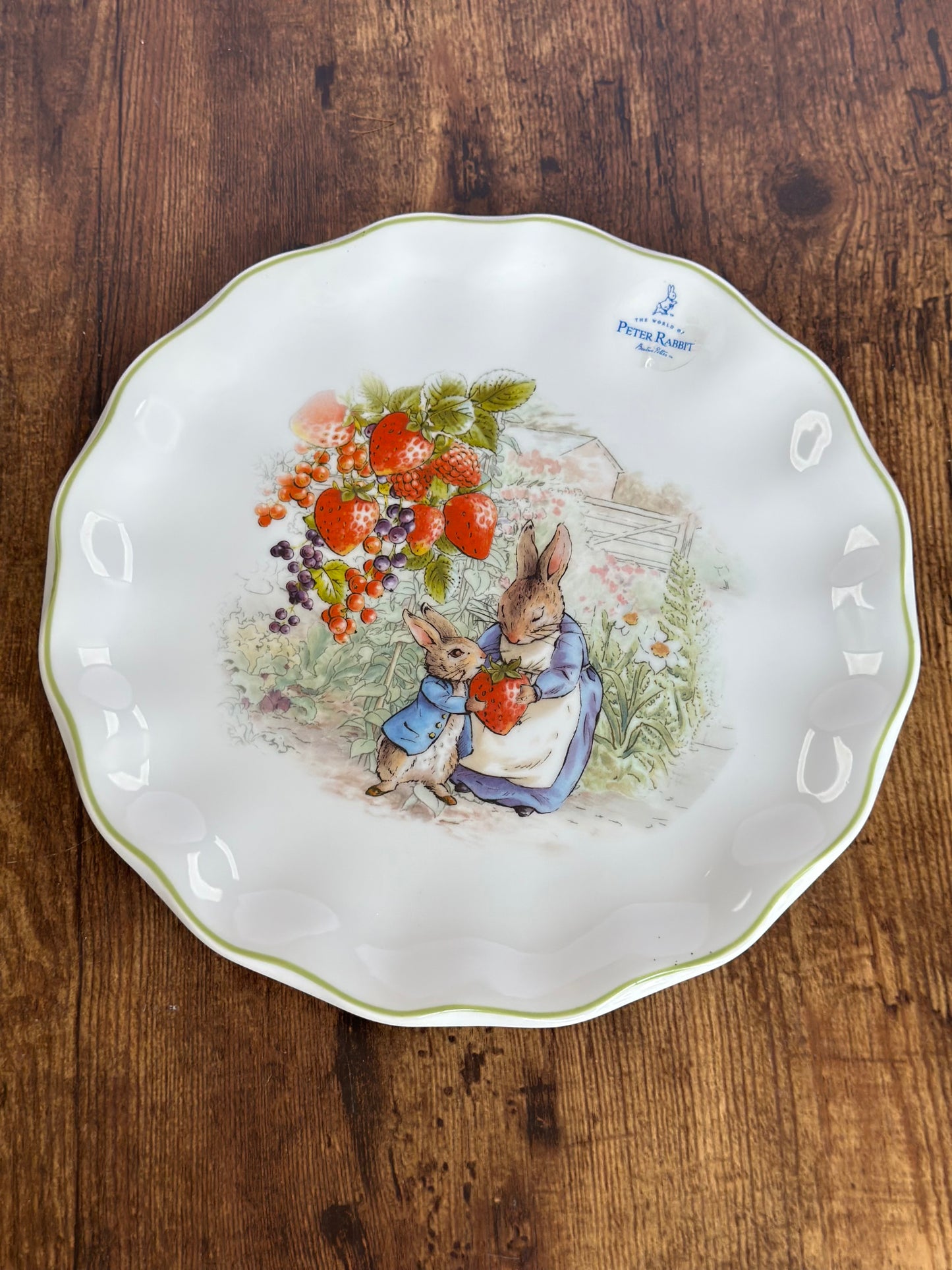 EA-VA-003 Vajilla Rabbit Con Abuela & Fresas, Borde Verde. 8 puestos 16 piezas