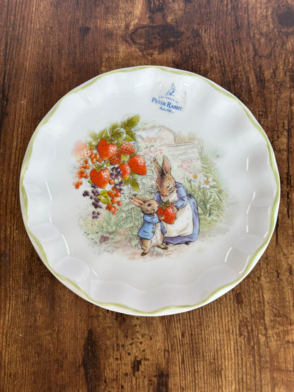 EA-VA-003 Vajilla Rabbit Con Abuela & Fresas, Borde Verde. 8 puestos 16 piezas