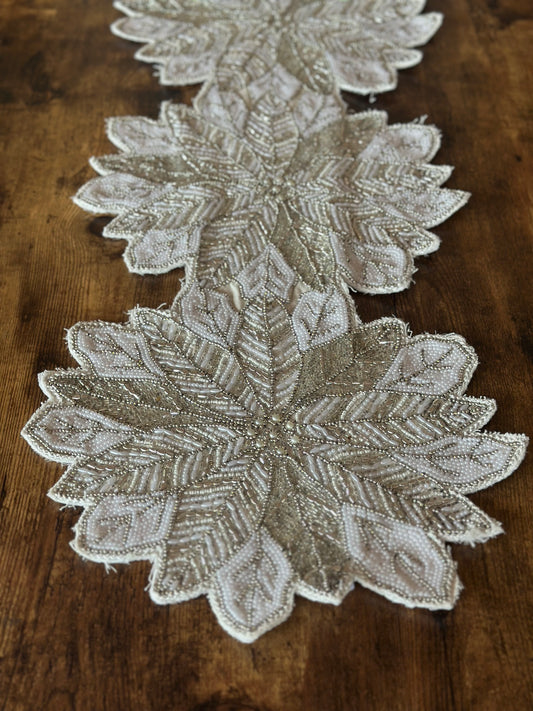 NA-CA-016 Camino de Mesa Flores Doradas Bordadas Navidad